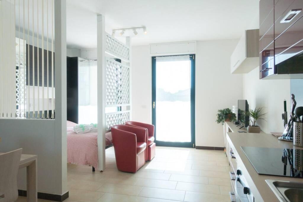 Apartment Victoria, Cozy Studio Flat Near Leonardo Academy Sesto Calende Buitenkant foto