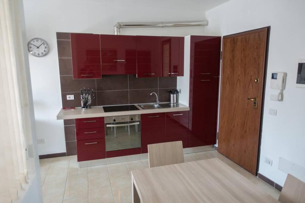 Apartment Victoria, Cozy Studio Flat Near Leonardo Academy Sesto Calende Buitenkant foto