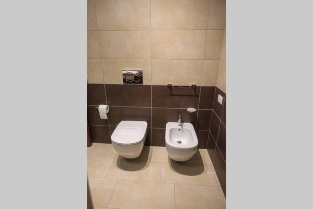 Apartment Victoria, Cozy Studio Flat Near Leonardo Academy Sesto Calende Buitenkant foto
