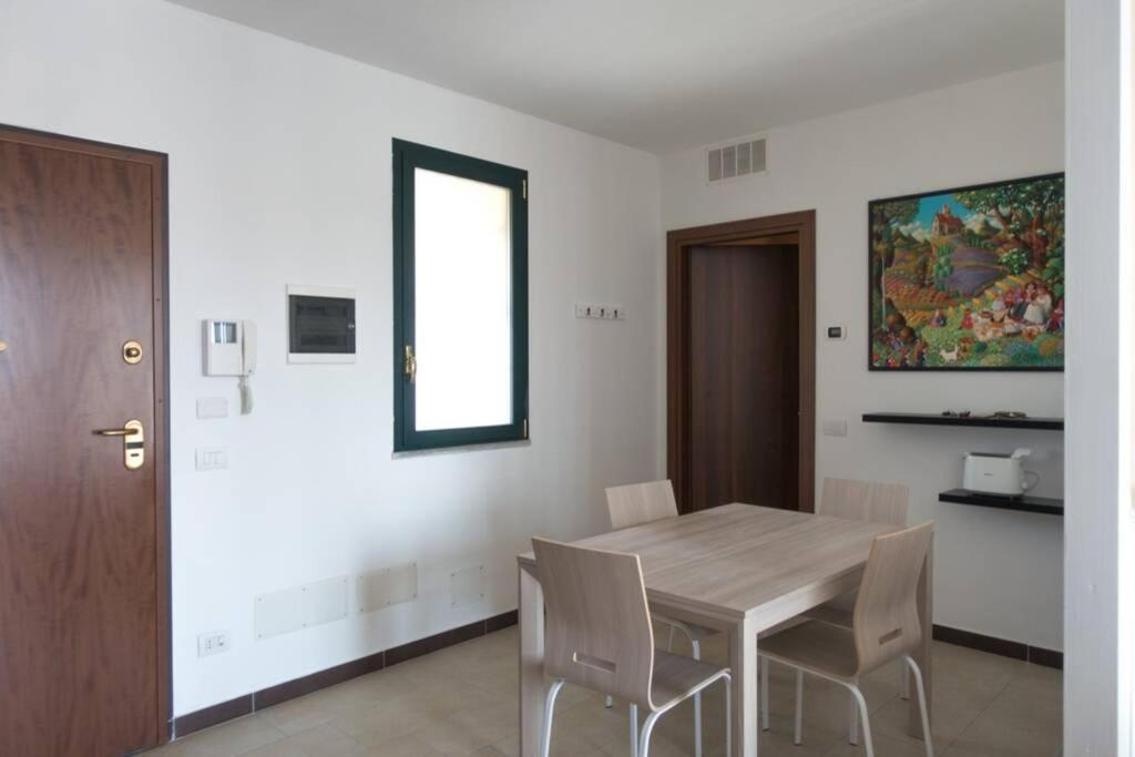Apartment Victoria, Cozy Studio Flat Near Leonardo Academy Sesto Calende Buitenkant foto